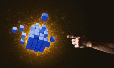 küp şekil tutan adam el