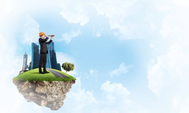 adam yeşil yüzen ada üzerinde ayakta