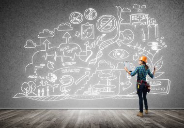 Kask içinde mühendis kadın arkadan görünüm 