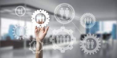 Gears'ı ekranda dokunmadan kadın el