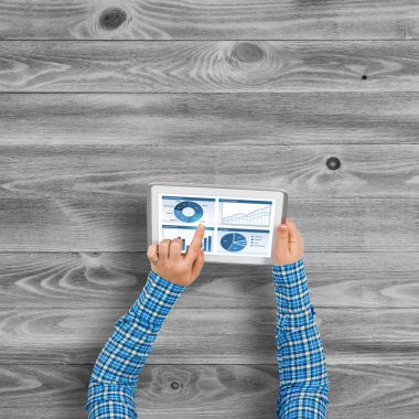 tablet pc ile diyagramları kullanarak eller 