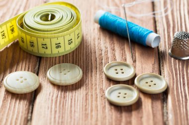 dikiş seti aksesuarları masada 