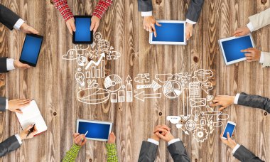 insanlar aygıtlarla birlikte çalışan eller 