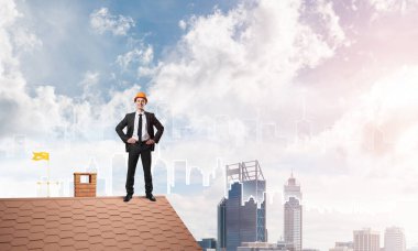 Çatıda duran mühendisi