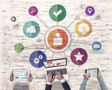 insanlar aygıtlarla birlikte çalışan eller 