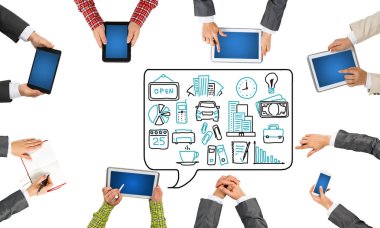 insanlar aygıtlarla birlikte çalışan eller 