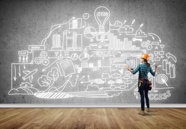 Kask içinde mühendis kadın arkadan görünüm 