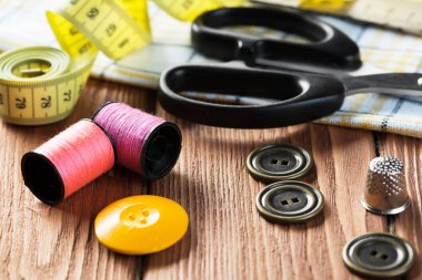 dikiş seti aksesuarları masada 