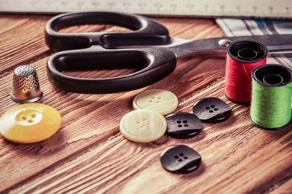 dikiş seti aksesuarları masada 