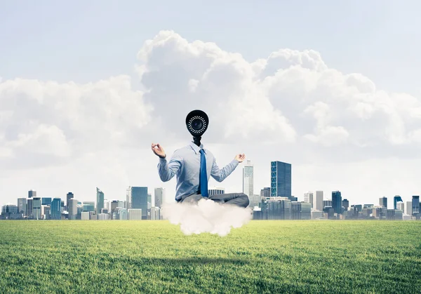 bulut üzerinde yüzen işadamı 