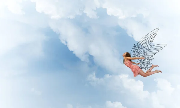 Mujer volando en el cielo — Foto de Stock