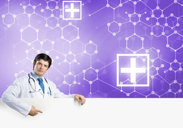 Medico con banner bianco in mano — Foto Stock