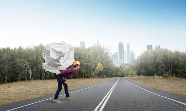 Homem carregando bola de papel — Fotografia de Stock