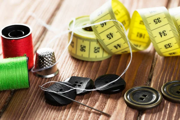 dikiş seti aksesuarları masada 