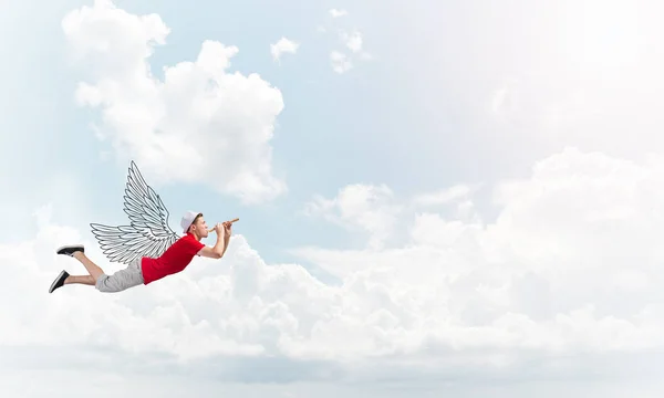 Jeune homme volant dans le ciel — Photo