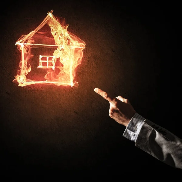 Mano señalando en fuego brillante casa — Foto de Stock