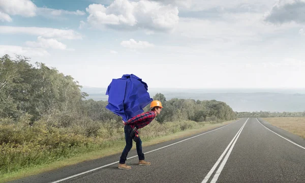 Uomo che trasporta palla di carta — Foto Stock