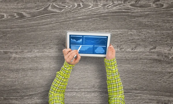 Mains utilisant une tablette avec des diagrammes et des graphiques — Photo