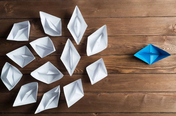 Beyaz ve renkli kağıt tekneler ahşap masa üzerinde
