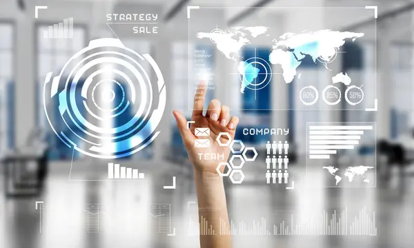 medya arayüzü ile çalışan kadın