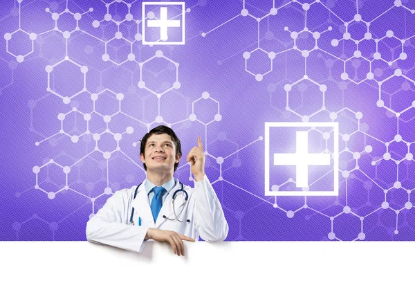 Medico con banner bianco in mano — Foto Stock
