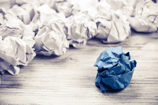 Buruşmuş kağıt toplar. 