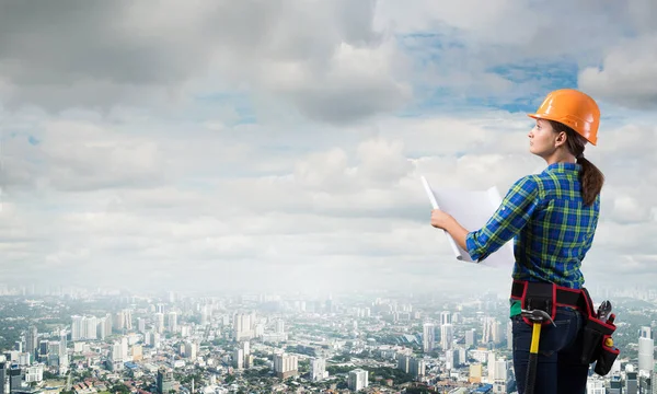 Ingeniera mujer con plano —  Fotos de Stock