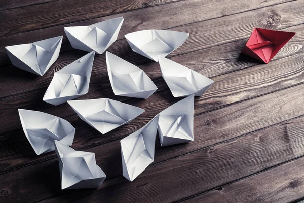 Beyaz ve renkli kağıt tekneler ahşap masa üzerinde