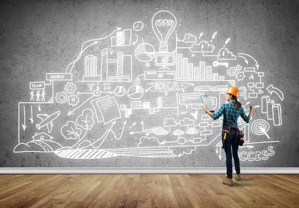 Kask içinde mühendis kadın arkadan görünüm 