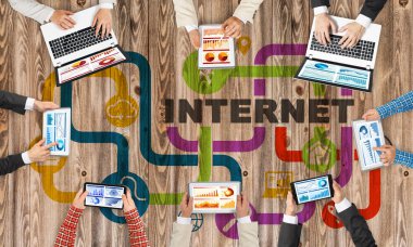 Bir grup insan elinde aygıtlarla