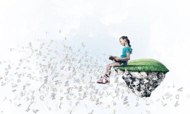 yüzen ada üzerinde kitap okuma kız