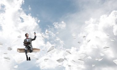 komik adam kırmızı gözlük