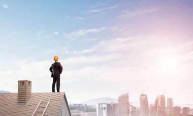 Çatıda duran mühendisi