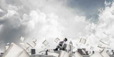 iş kağıtları yığını üzerinde oturan takım elbiseli adamı 