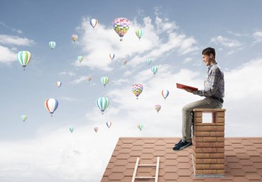 rahat ev baca üzerinde oturan adam