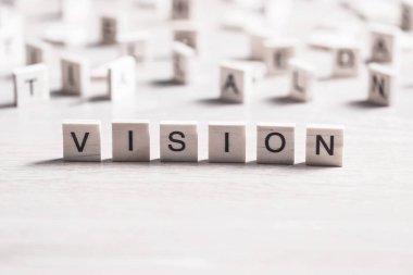 harflerle ahşap öğeleri