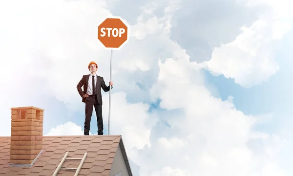 Ingenieur mens staande op het dak van het huis — Stockfoto