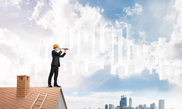 Homem de pé no telhado e olhando em spyglass — Fotografia de Stock