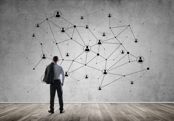 Duvara bakarak işadamı arkadan görünüm