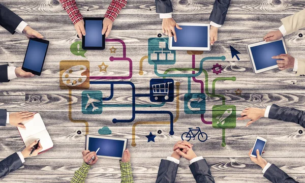 Bir grup insan elinde aygıtlarla