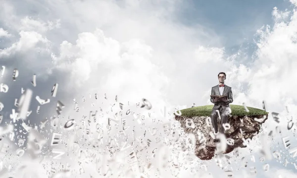 komik adam kırmızı gözlük