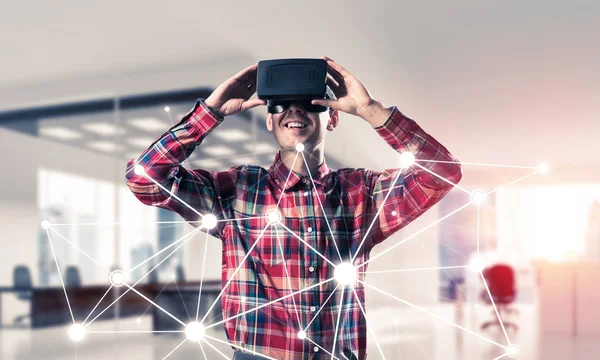 Homme avec casque de réalité virtuelle — Photo