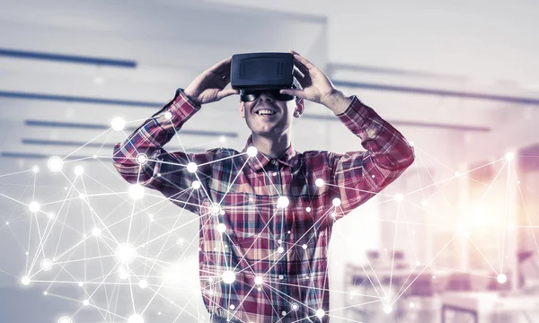 Homme avec casque de réalité virtuelle — Photo