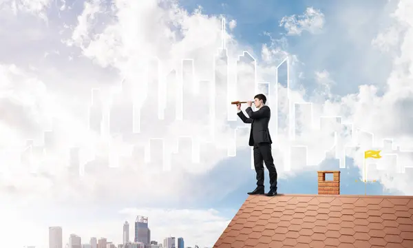 Affärsman i kostym på takkanten — Stockfoto
