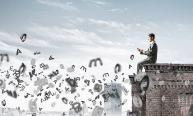 Üst yapı üzerinde oturan genç işadamı