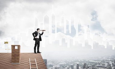 işadamı Çatının kenarında elbiseli