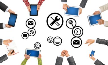 Bir grup insan elinde aygıtlarla