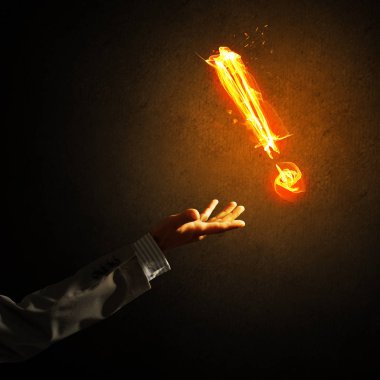 İşadamı el ve parlayan ünlem işareti