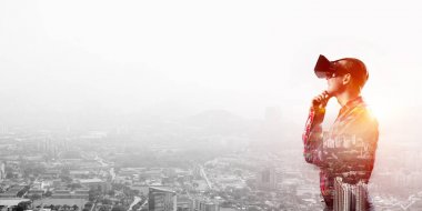 Sanal gerçeklik kulaklığı olan adam.