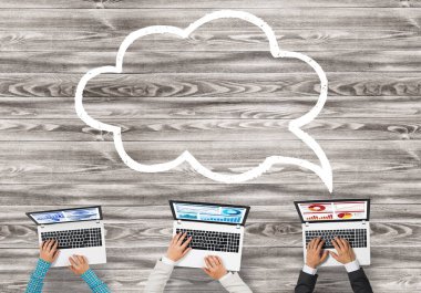 Bir grup insan elinde aygıtlarla